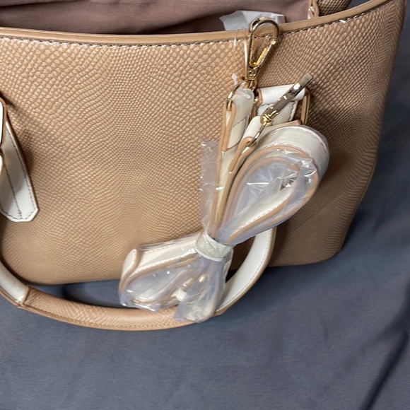 NWT Adrienne Vittadini Madison Lizard Lock Solid Satchel - Picture 13 of 14